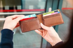 信用卡逾期从哪里查询，坏账会被限制高消费吗