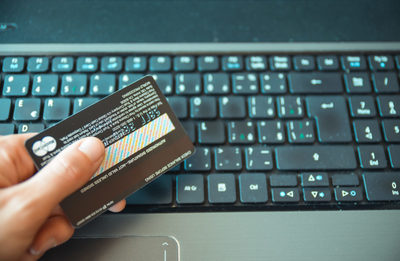 信用卡逾期紧急联系人会受牵连吗，一般多久会进失信人名单